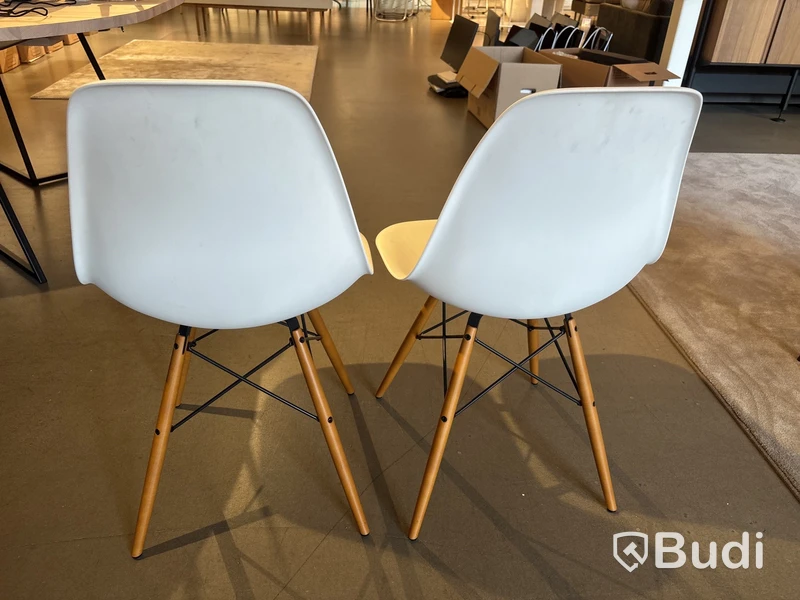 2 st. Stolar Eames. Totalt ord. pris inkl. moms: ca 10.000 kr