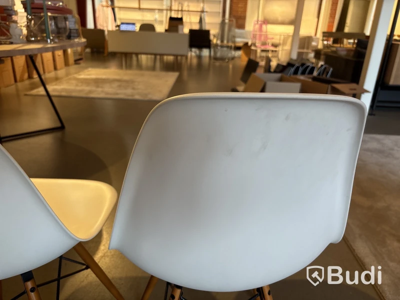 2 st. Stolar Eames. Totalt ord. pris inkl. moms: ca 10.000 kr