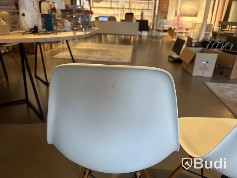 2 st. Stolar Eames. Totalt ord. pris inkl. moms: ca 10.000 kr