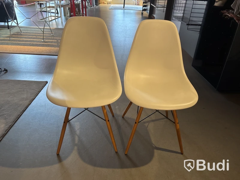 2 st. Stolar Eames. Totalt ord. pris inkl. moms: ca 10.000 kr