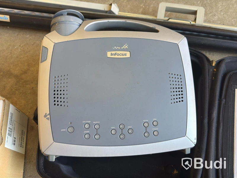 Projector with screen, InFocus LP650