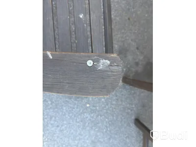 Utemöbelset trä, bord med 4 stolar