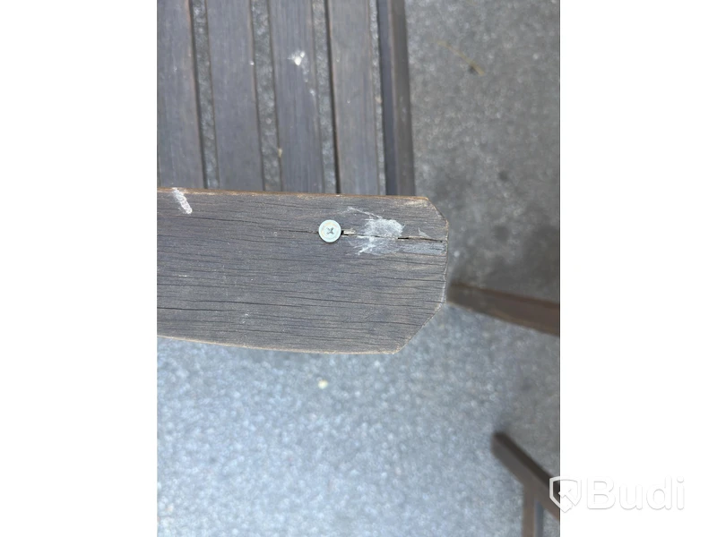 Utemöbelset trä, bord med 4 stolar