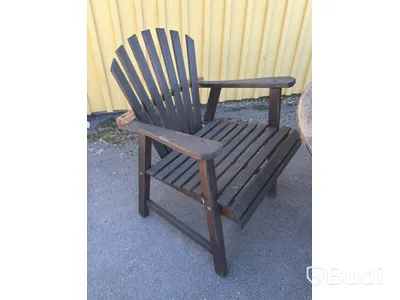 Utemöbelset trä, bord med 4 stolar