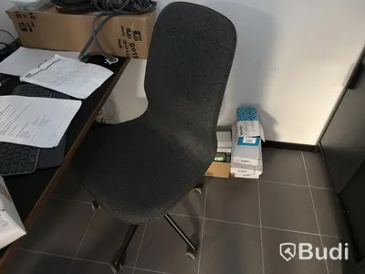 Kontorsarbetsplats med dubbla skärmar