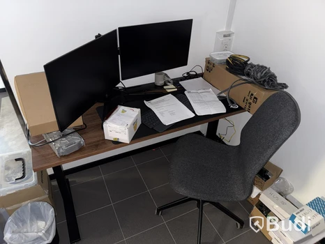 Kontorsarbetsplats med dubbla skärmar