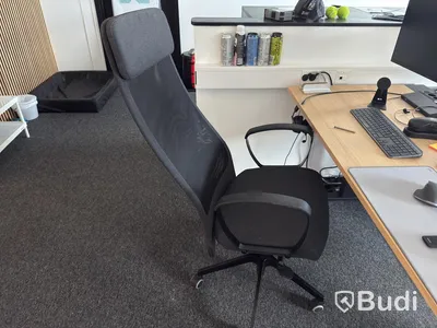 Kontorsarbetsplats med dubbla skärmar