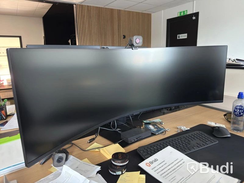 Kontorsarbetsplats med 49” curved skärm Samsung C49C954U