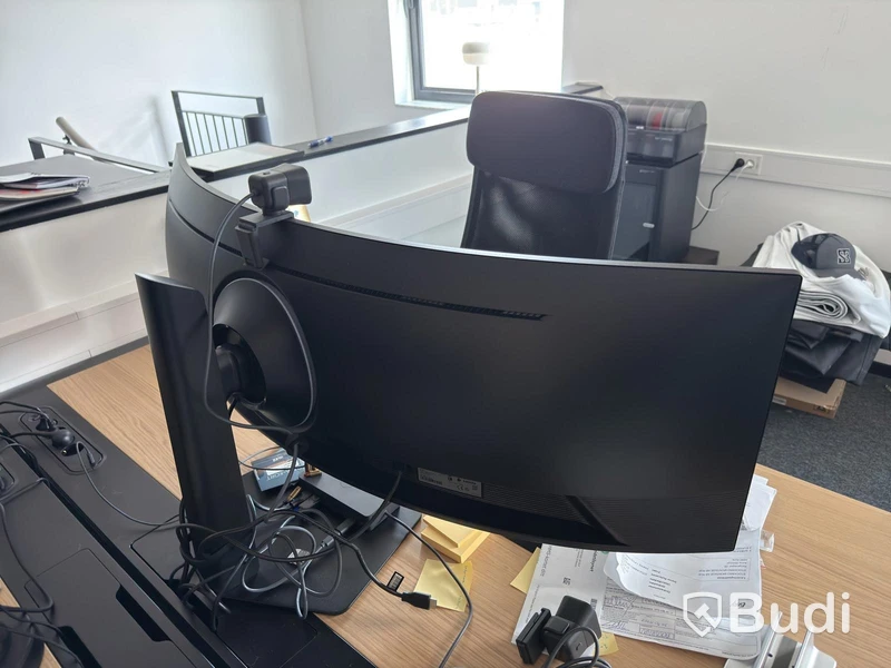 Kontorsarbetsplats med 49” curved skärm Samsung C49C954U