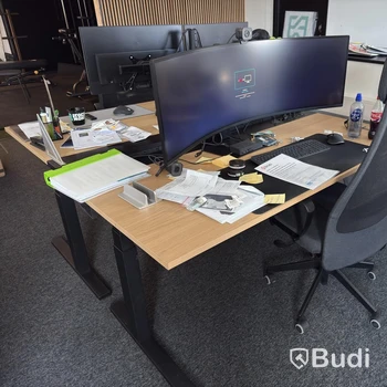 Kontorsarbetsplats med 49” curved skärm Samsung C49C954U