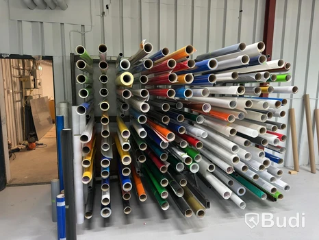Ställ med materialrullar, blandade färger