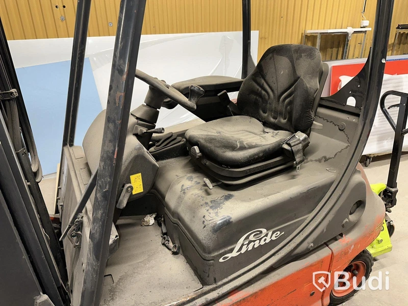 Truck Linde 48 V med Auramo 2 ton / 550 kg roterande klämma.
