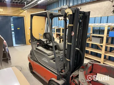 Truck Linde 48 V med Auramo 2 ton / 550 kg roterande klämma.