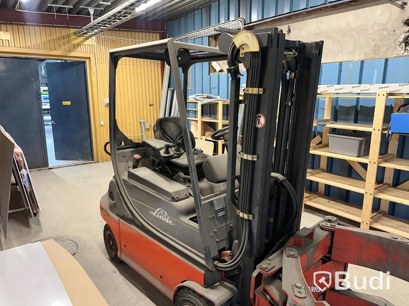 Truck Linde 48 V med Auramo 2 ton / 550 kg roterande klämma.