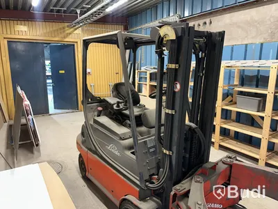 Truck Linde 48 V med Auramo 2 ton / 550 kg roterande klämma.