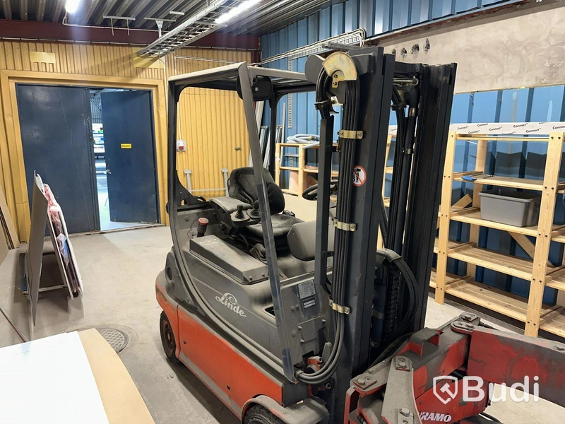 Truck Linde 48 V med Auramo 2 ton / 550 kg roterande klämma.