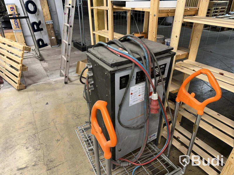 Truck Linde 48 V med Auramo 2 ton / 550 kg roterande klämma.