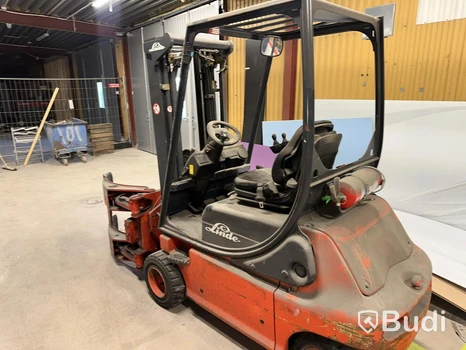 Truck Linde 48 V med Auramo 2 ton / 550 kg roterande klämma.