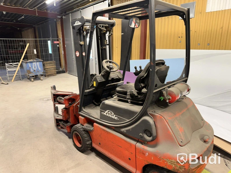 Truck Linde 48 V med Auramo 2 ton / 550 kg roterande klämma.