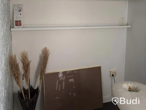 Skåp samt tavellister, inkl. diverse tillbehör