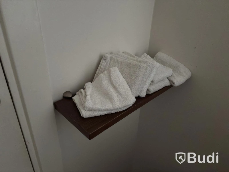 Handfat och blandare inkl. skåp, spegel, hylla och soptunna
