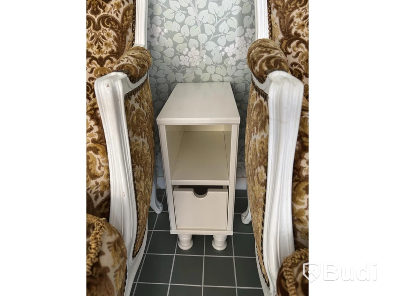 2 st. Fåtöljer inkl. sidobord och 2 st. blandare med handfat