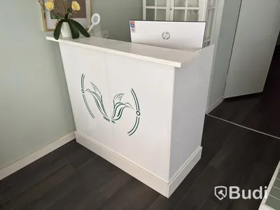 Receptionsdisk med diverse tillbehör
