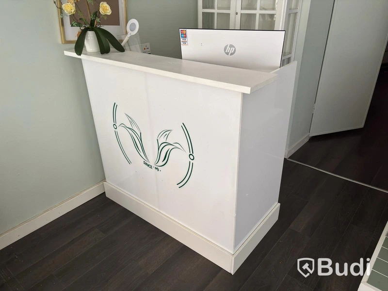 Receptionsdisk med diverse tillbehör