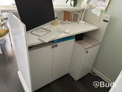 Receptionsdisk med diverse tillbehör