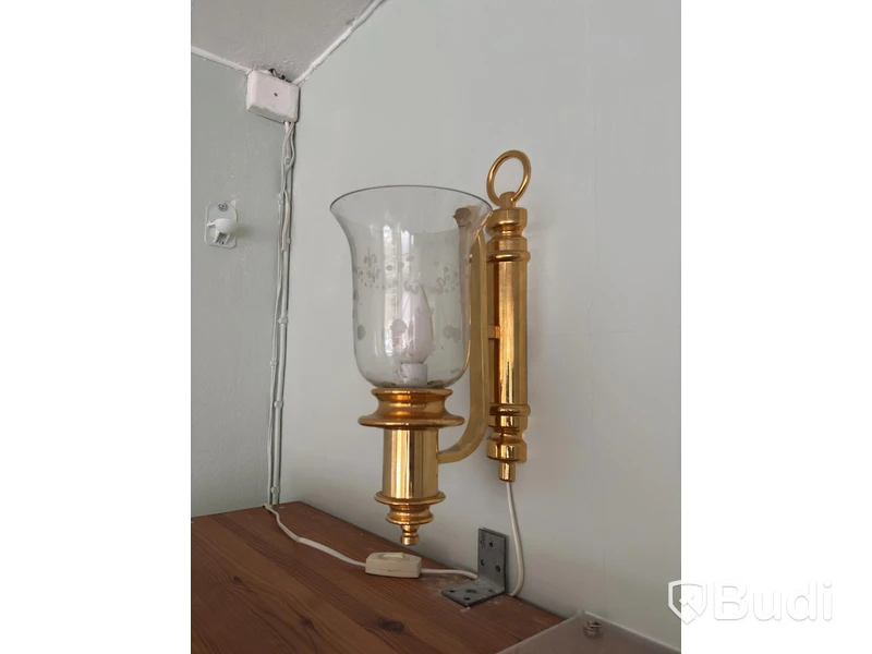 Skåp inkl. vägglampa