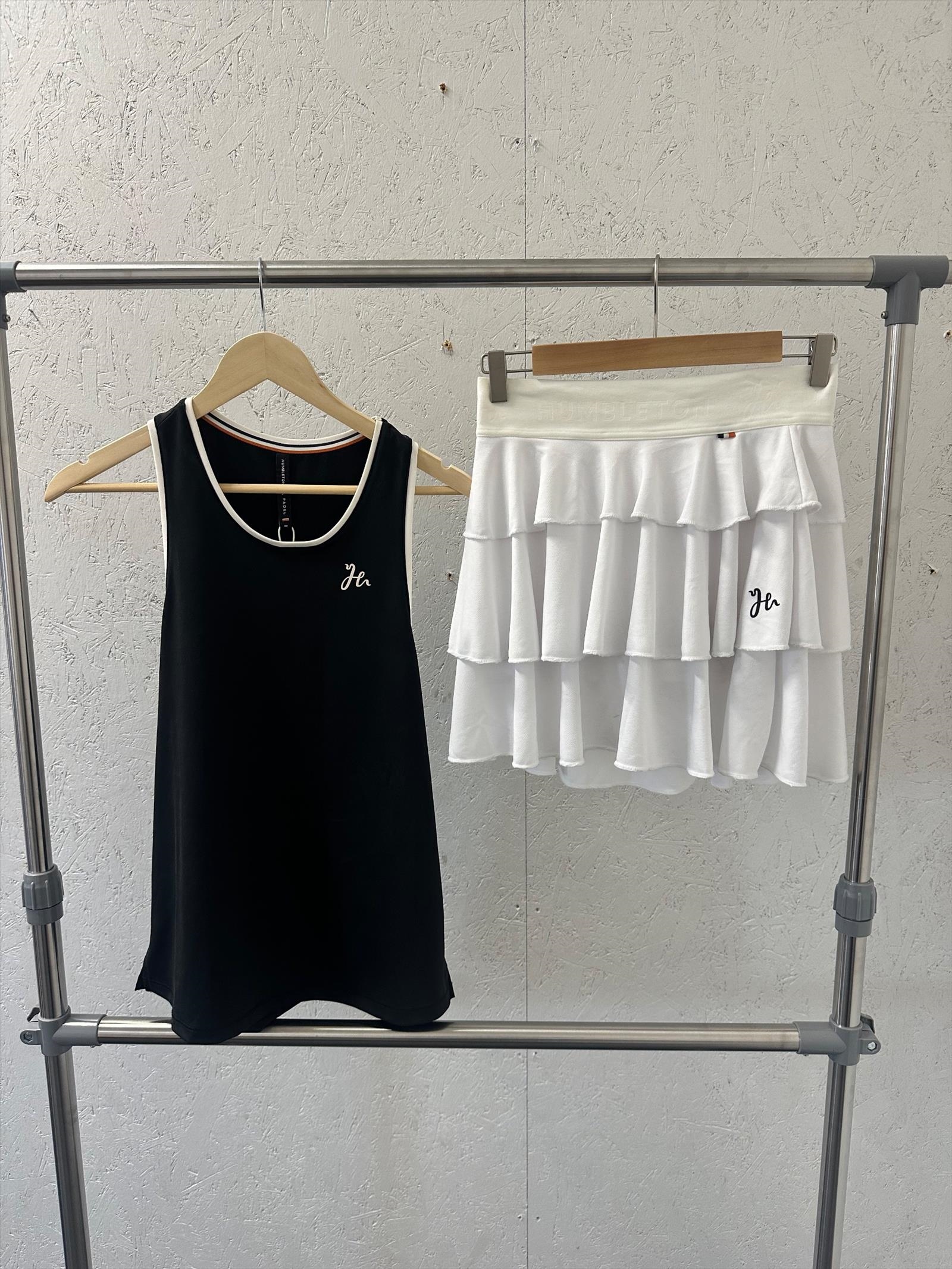 Träningslinne, stl. M, Humbleton, svart. & (NY) Tenniskjol, stl. L, Humbleton, vit.