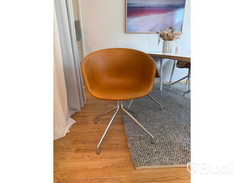 6 st. konferensstolar, HAY, About a Chair AAC21, 59 cm x 52 cm x 79 cm, brunt läder (silk leather cognac) med polerad aluminium bas, patina i lädret