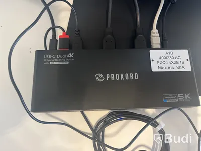 Kontorsarbetsplats med dubbla skärmar
