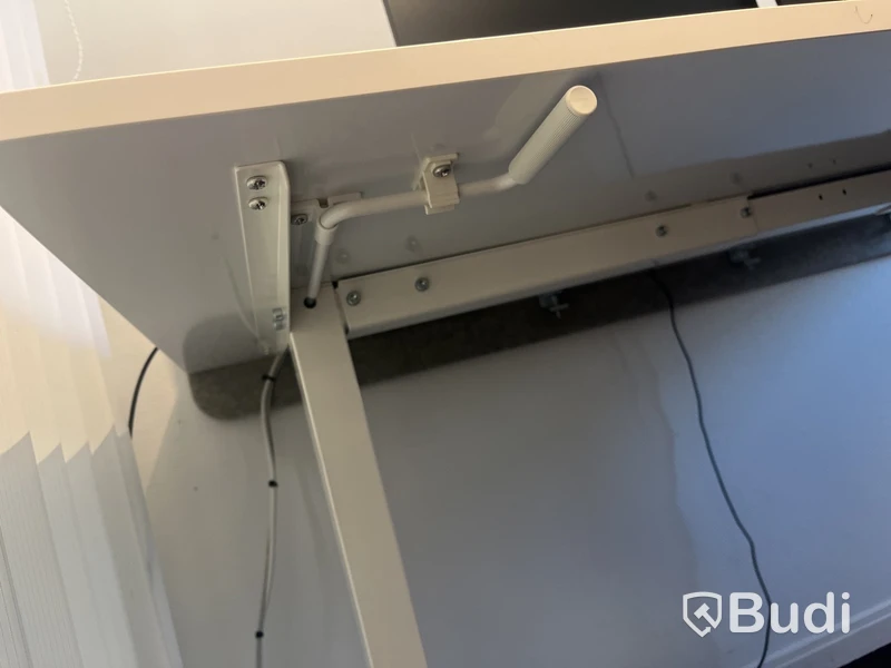Kontorsarbetsplats med dubbla skärmar