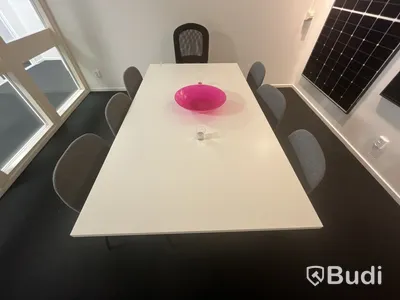 Mötesbord med 6 stolar + 1st kontorsstol