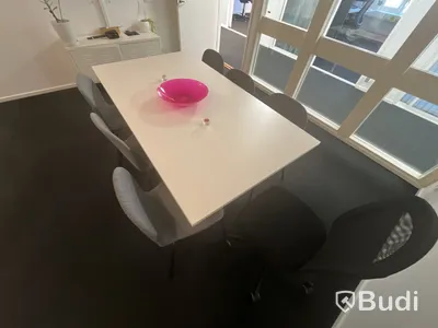 Mötesbord med 6 stolar + 1st kontorsstol