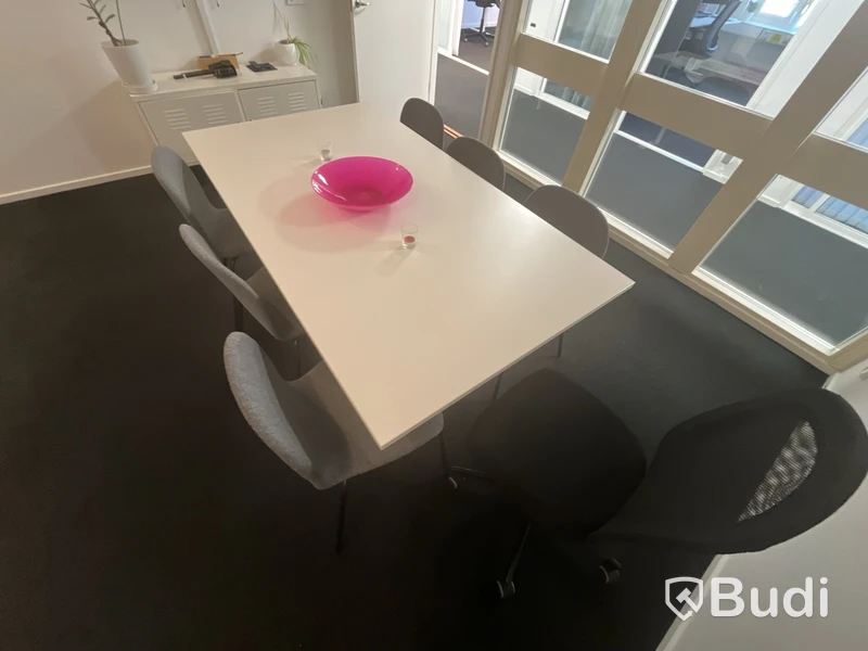 Mötesbord med 6 stolar + 1st kontorsstol