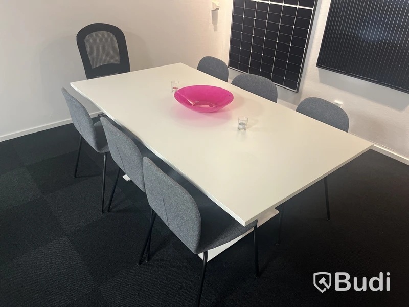 Mötesbord med 6 stolar + 1st kontorsstol