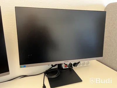 Höj- och sänkbart skrivbord med dubbla skärmar