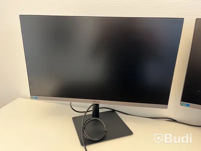 Höj- och sänkbart skrivbord med dubbla skärmar