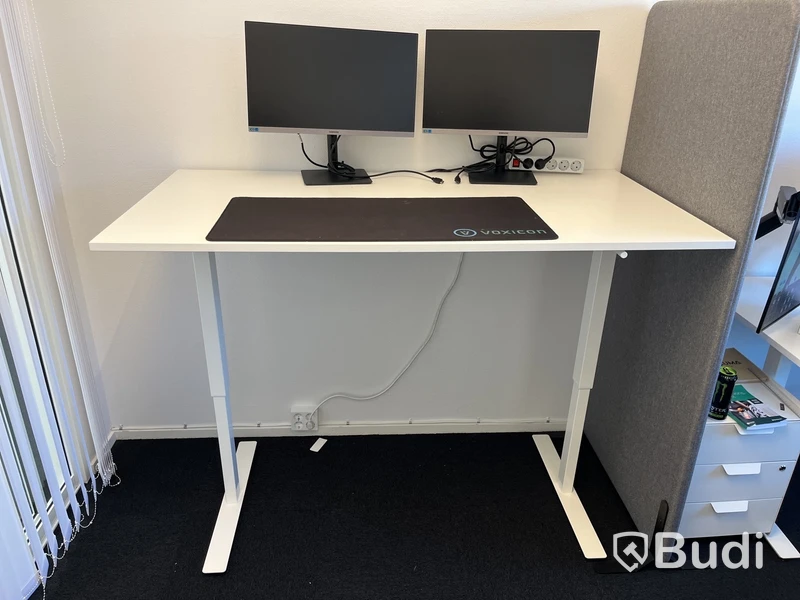 Höj- och sänkbart skrivbord med dubbla skärmar