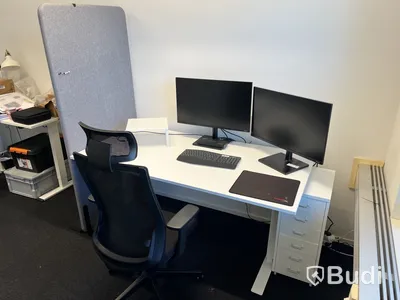 Komplett arbetsplats – skrivbord, stol, skärmar m.m.