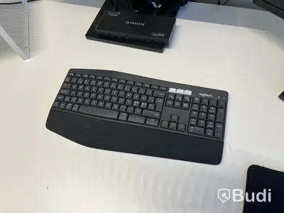 Komplett arbetsplats – skrivbord, stol, skärmar m.m.