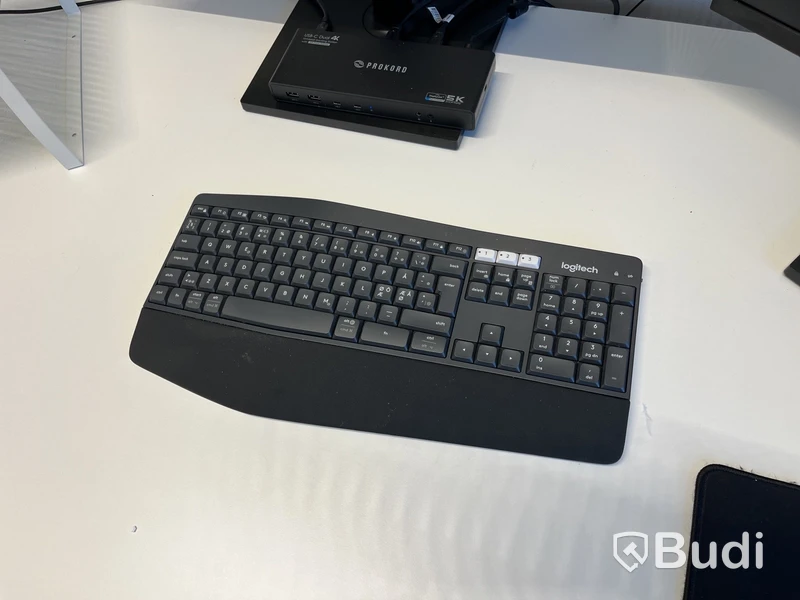 Komplett arbetsplats – skrivbord, stol, skärmar m.m.