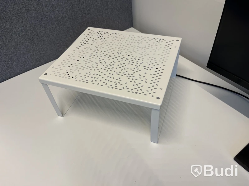 Komplett arbetsplats – skrivbord, stol, skärmar m.m.