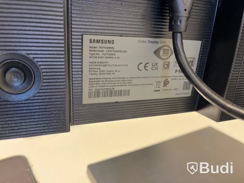 Komplett arbetsplats – skrivbord, stol, skärmar m.m.
