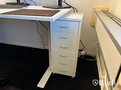 Komplett arbetsplats – skrivbord, stol, skärmar m.m.