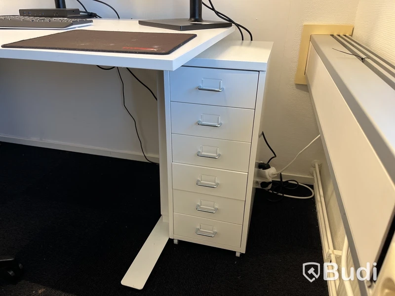 Komplett arbetsplats – skrivbord, stol, skärmar m.m.