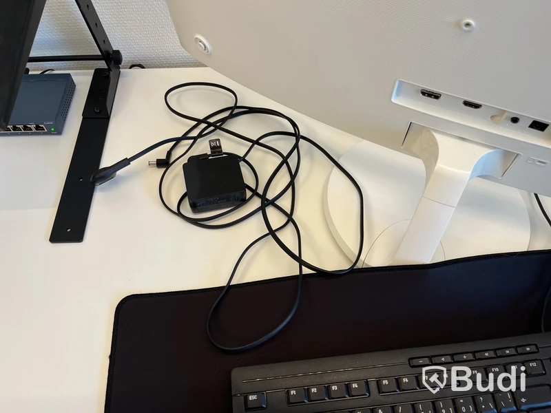 Komplett arbetsplats – höj- och sänkbart hörnskrivbord med skärmar