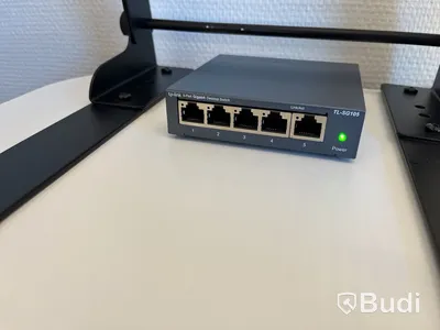 Komplett arbetsplats – höj- och sänkbart hörnskrivbord med skärmar